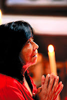 Mujer reza con devoción en cuaresma
