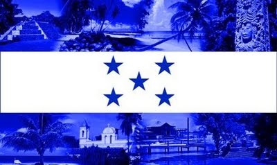 Bandera hondureña ondeando al cielo