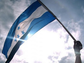 Bandera de Honduras flameando al sol.