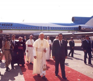 El Papa Juan Pablo II en Honduras, junto a Roberto Suazo Córdova.